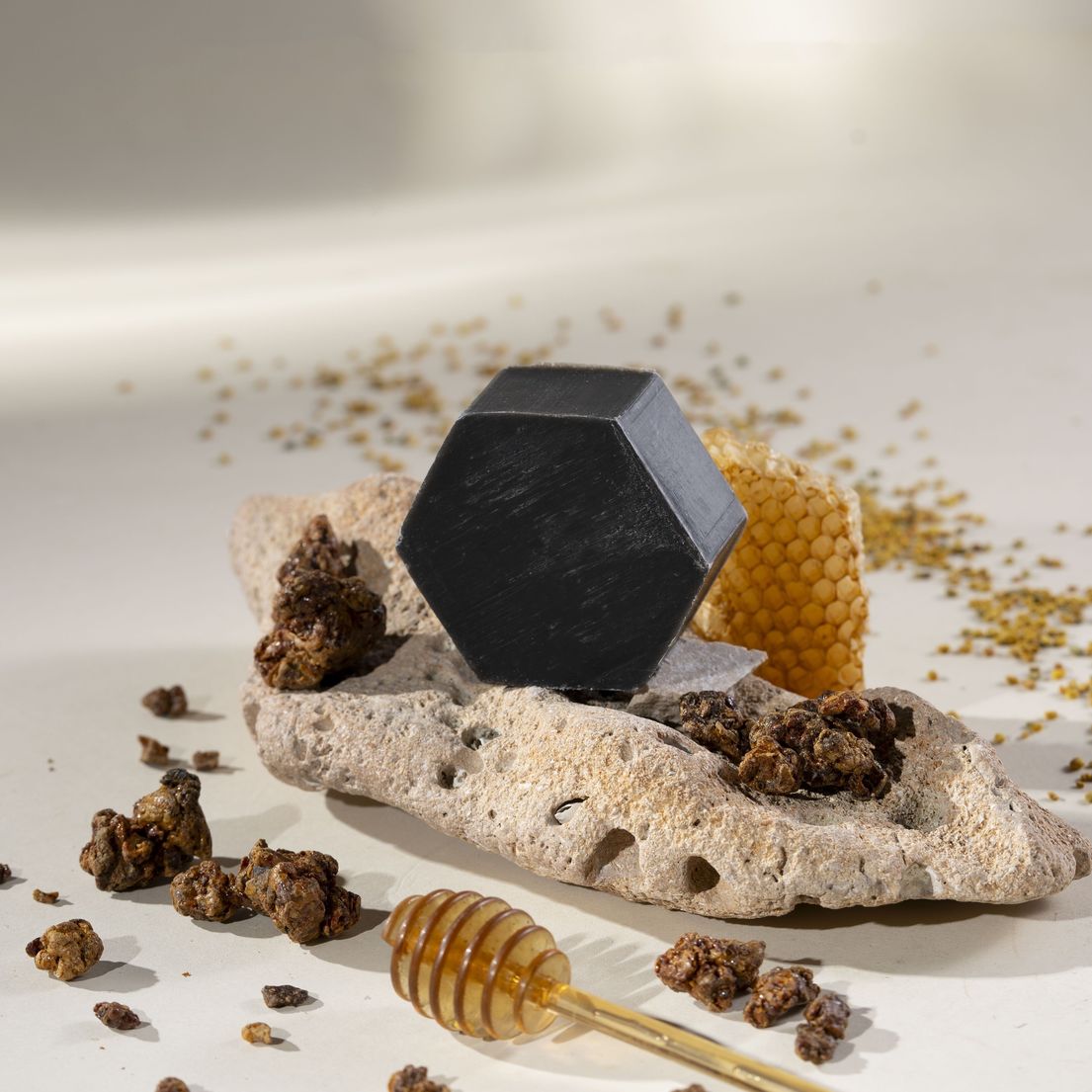 Såpe med trekull og propolis - Honningcelle