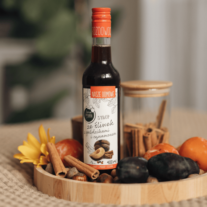 Plum syrup with cloves and cinnamon
